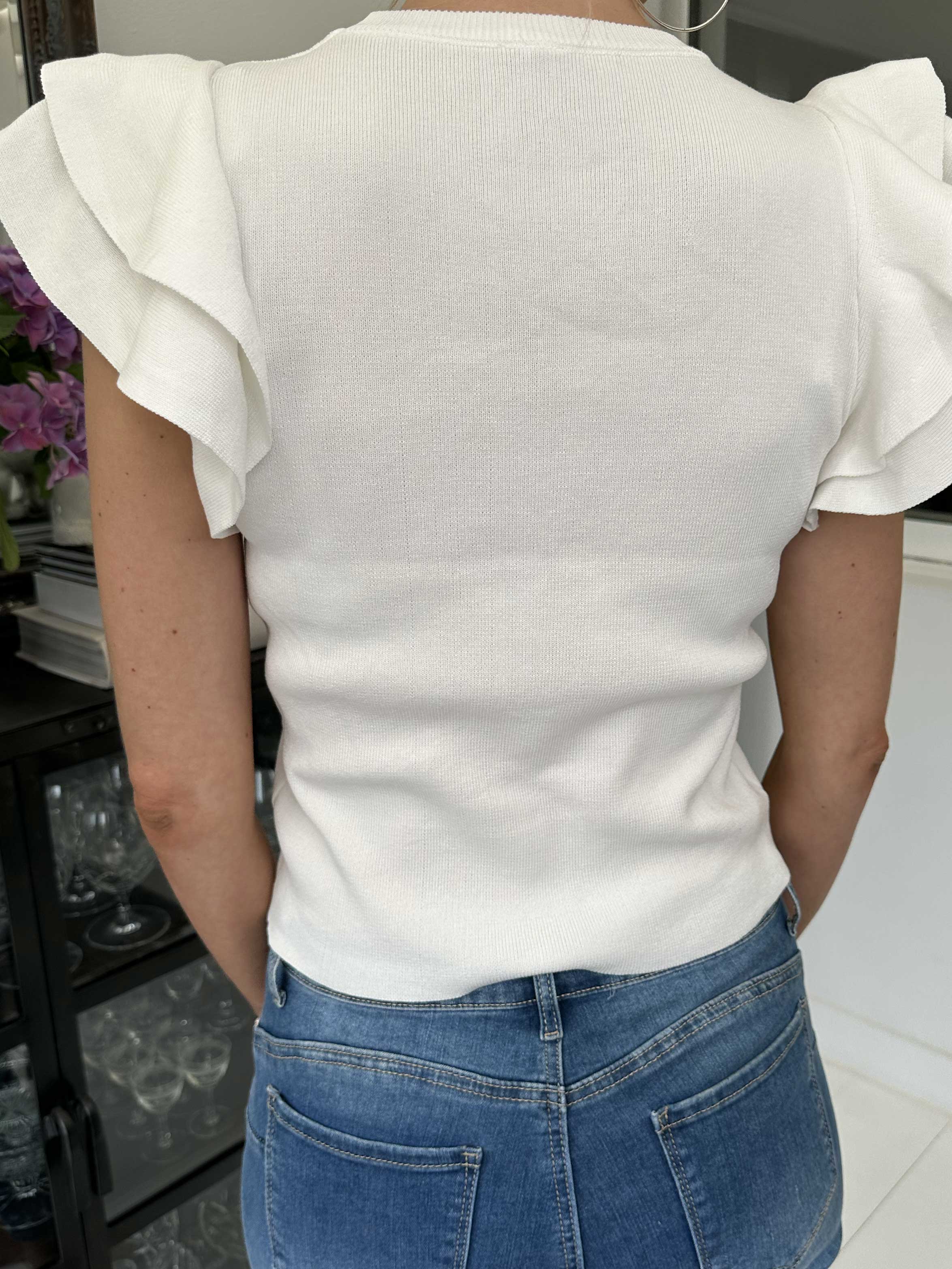 Eva - Feminin t-shirt med søde flæseærmer